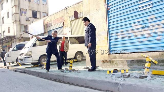 街上路障形似马蜂屁股：设计背后的安全与效率考量